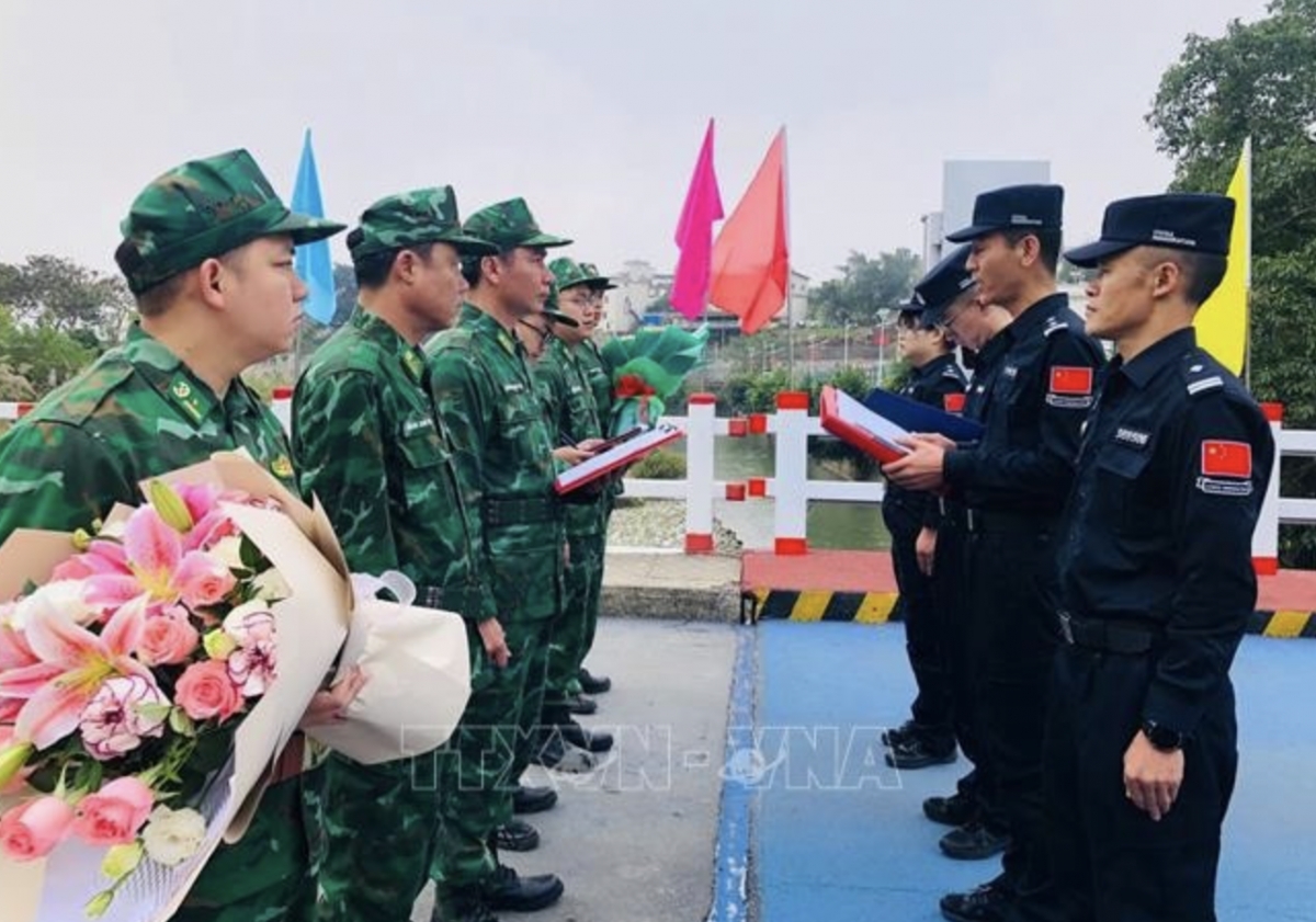 Vietnamese, Chinese soldiers conduct joint border patrol